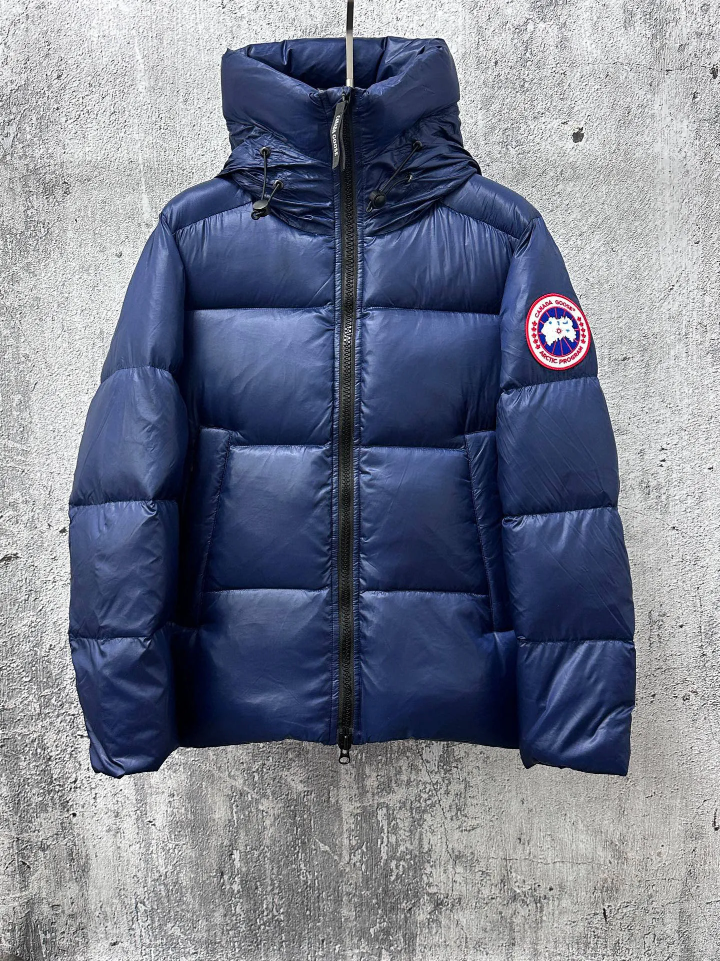 P780 [𝘾𝘼𝙉𝘼𝘿𝘼 𝙂𝙊𝙊𝙎𝙀] Canada Goose's limited new Crofton puff down jacket, top version, ceiling level Crofton soft loaf, 2024 latest style, cold protection effect up to level 4, using recycled Feather-Light tear-resistant fabric, ultra-light, no weight on the upper body at all! The unique black label highlights your temperament‼ ️ Canada Goose, a Canadian brand, has always been recognized as the warmest down jacket. Various Instagram celebrities, Internet celebrities, and celebrities often wear it for street photos. I make Canada Goose every year, but I still can't get rid of my love for it. No matter how cold the days are, there is no need to be afraid, because there is! Filled with 90% white duck down, it is the legendary warmest down jacket and is known as a must-have for Arctic outdoor sports! The most popular down jacket in the world, celebrities are rushing to buy it, it is a must-have!  Size: S~XXL
